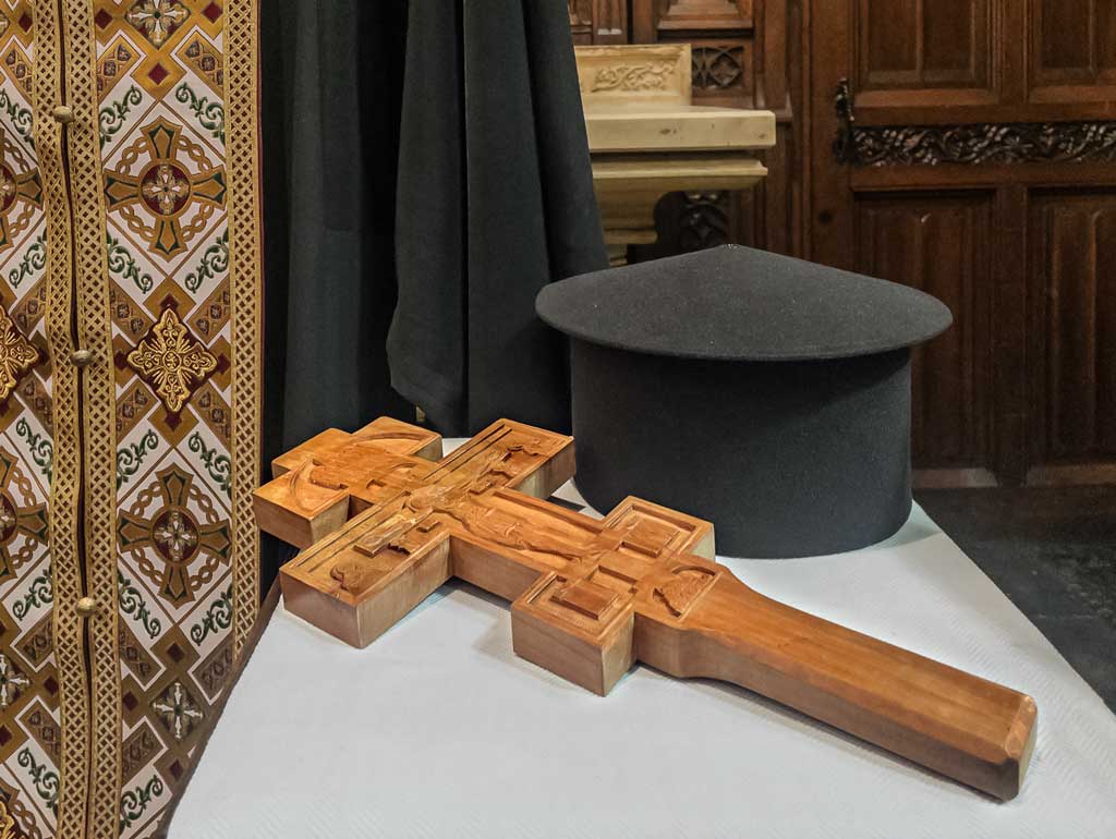 Kruis en pastoorshoed.